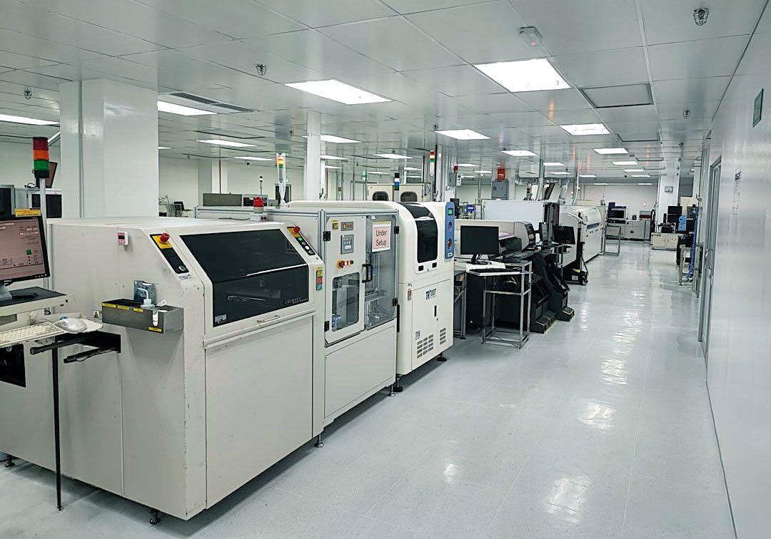 Cleanroom production floor with automated test equipment